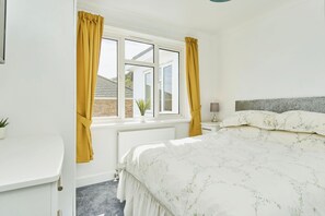1 bedroom, bed sheets - Freshwater at the Aqua (Shanklin)