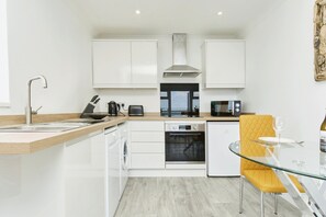 Oven, stovetop, cookware/dishes/utensils - Freshwater at the Aqua (Shanklin)