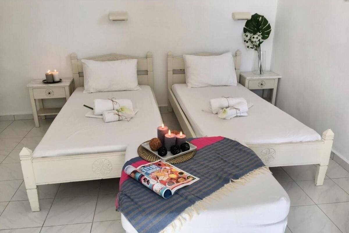Habitación con 2 camas individuales, vista al patio | Cortinas blackout y wifi gratis
