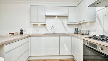 Ofen, Kochgeschirr/Geschirr/Besteck