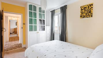 4 bedrooms, bed sheets