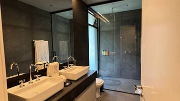 Chuveiro, produtos de toalete grátis, secador de cabelo