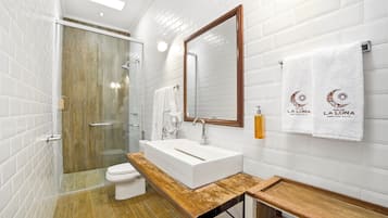 Quarto quádruplo luxo | Banheiro | Chuveiro, produtos de toalete grátis, secador de cabelo