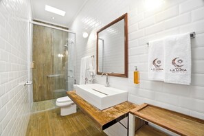 Deluxe vierpersoonskamer | Badkamer | Een douche, gratis toiletartikelen, een haardroger, handdoeken