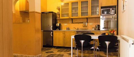 Een microgolfoven, een oven, een kookplaat, een vaatwasser