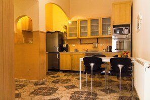 Microwave, oven, stovetop, dishwasher - Spacious 4-Bedroom Flat in  City Center (Budapest)