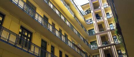 تفاصيل الفندق من الخارج