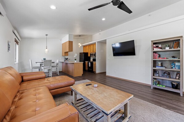 Living area - Beautiful, Centrally Located Condo with Wifi and AC (Rapid City)
