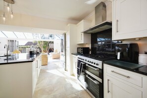 Oven, stovetop, cookware/dishes/utensils - Broadways Pondwell (Ryde)