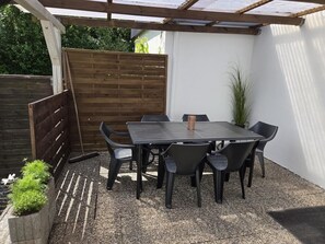 屋外ダイニングエリア