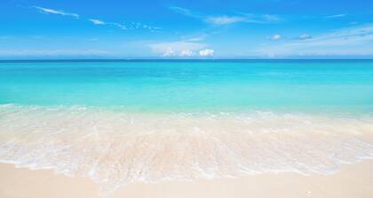 Regal Beach #122- Seven Mile Beach -Pools-Tennis -Gym Pickel ball & Ocean View