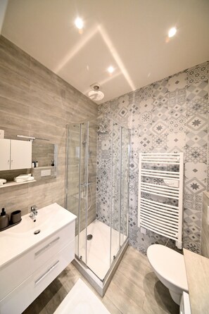 Sèche-cheveux, serviettes fournies