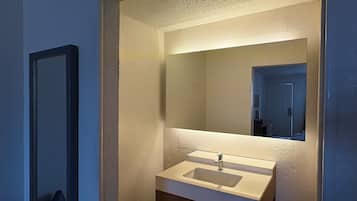 Combined shower/bathtub, towels, soap, shampoo