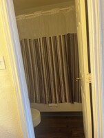 淋浴/盆浴组合、毛巾、肥皂、洗发水