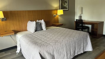 Deluxe Room, 1 King Bed, Non Smoking | Bathroom | Combined shower/bathtub, towels, soap, shampoo
