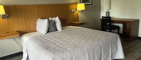 Quarto luxo, 1 cama King, para não fumantes | Banheiro | Chuveiro/banheira combinados, toalhas de banho, sabonete, shampoo