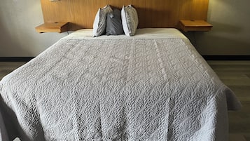 Kamar Single Basic, 1 Tempat Tidur Queen, Bebas Asap Rokok | Meja kerja, ruang kerja ramah laptop, dan setrika/meja setrika