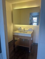 淋浴/盆浴组合、毛巾、肥皂、洗发水