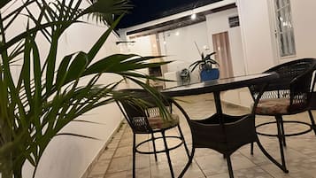 ห้องเบสิกพักรวม | รับประทานอาหารกลางแจ้ง