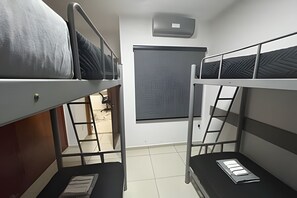 Dormitorio compartido básico | Tabla de planchar con plancha y wifi gratis