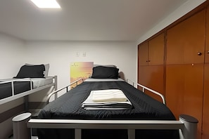 Dormitorio compartido básico | Tabla de planchar con plancha y wifi gratis