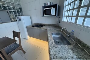 Dormitorio compartido básico | Cocina privada | Frigorífico, microondas, horno y placa de cocina