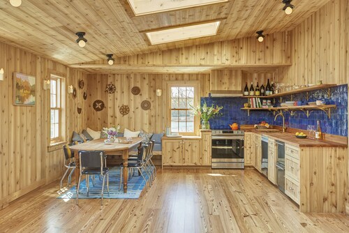 Historic Over-The-Water 3-Bedroom Loft Apartment