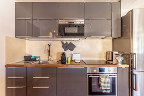 Fridge, microwave, oven, stovetop - VATICAN PIXEL APARTMENTS®️ (Roma)