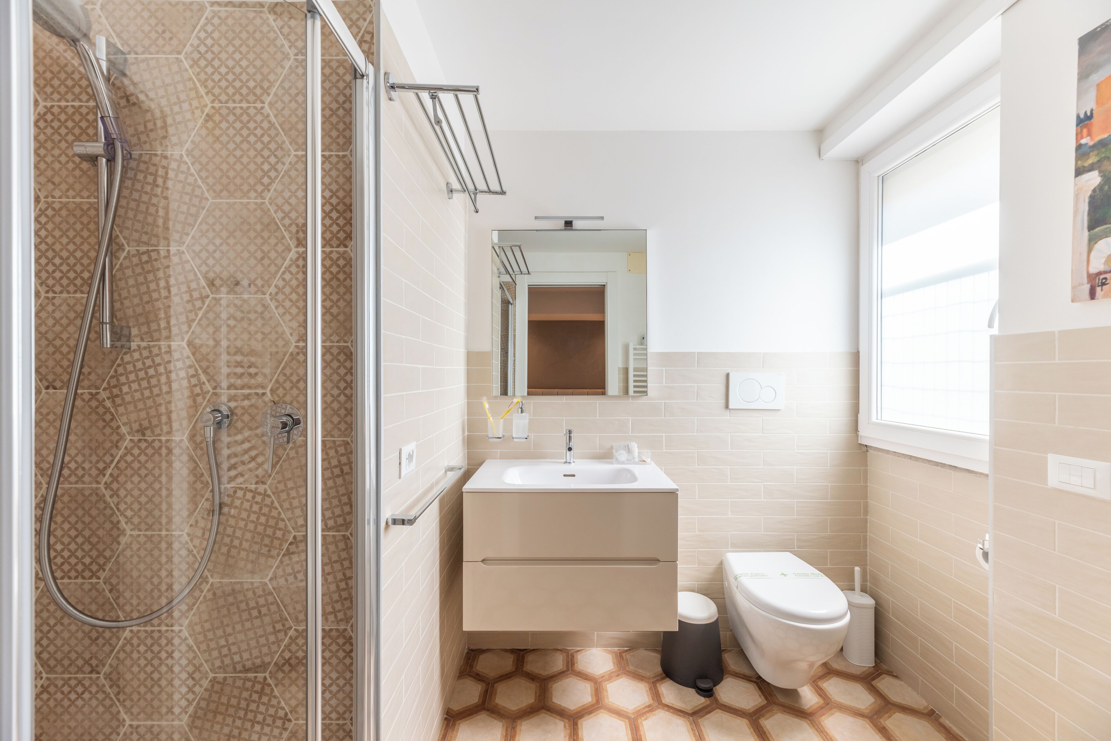 Shower, hair dryer, bidet, towels