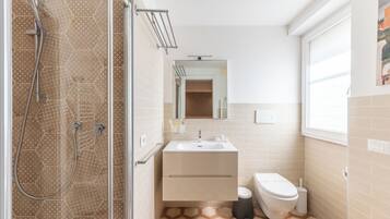 Shower, hair dryer, bidet, towels