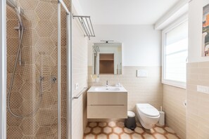 Dusche, Haartrockner, Bidet, Handtücher