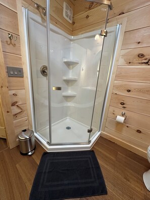 Een douche, een haardroger, handdoeken, zeep