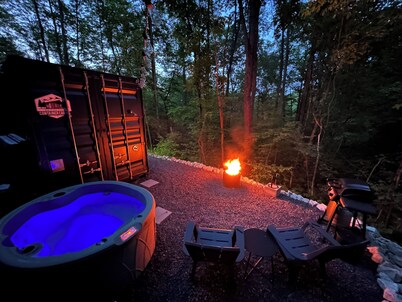 The ESCAPE - In The Woods-Hot Tub-High Speed WIFI-Outdoor Shower-Close To RRG