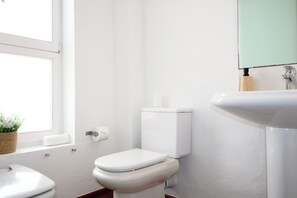 Dusj, hårføner, bidé og håndklær