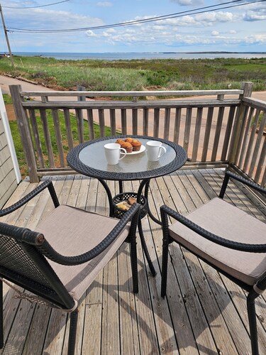 Cozy Cottage 50 meters from the Ocean