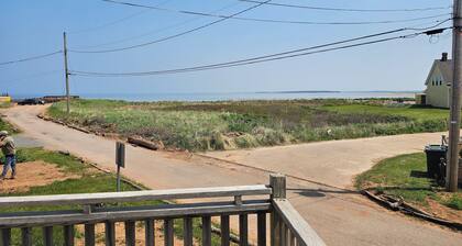 Cozy Cottage 50 meters from the Ocean
