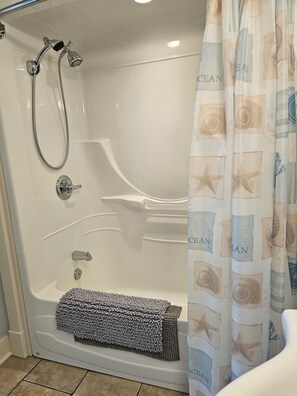 Een haardroger, handdoeken, zeep, shampoo