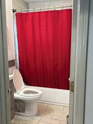 Sèche-cheveux, serviettes fournies, papier toilette