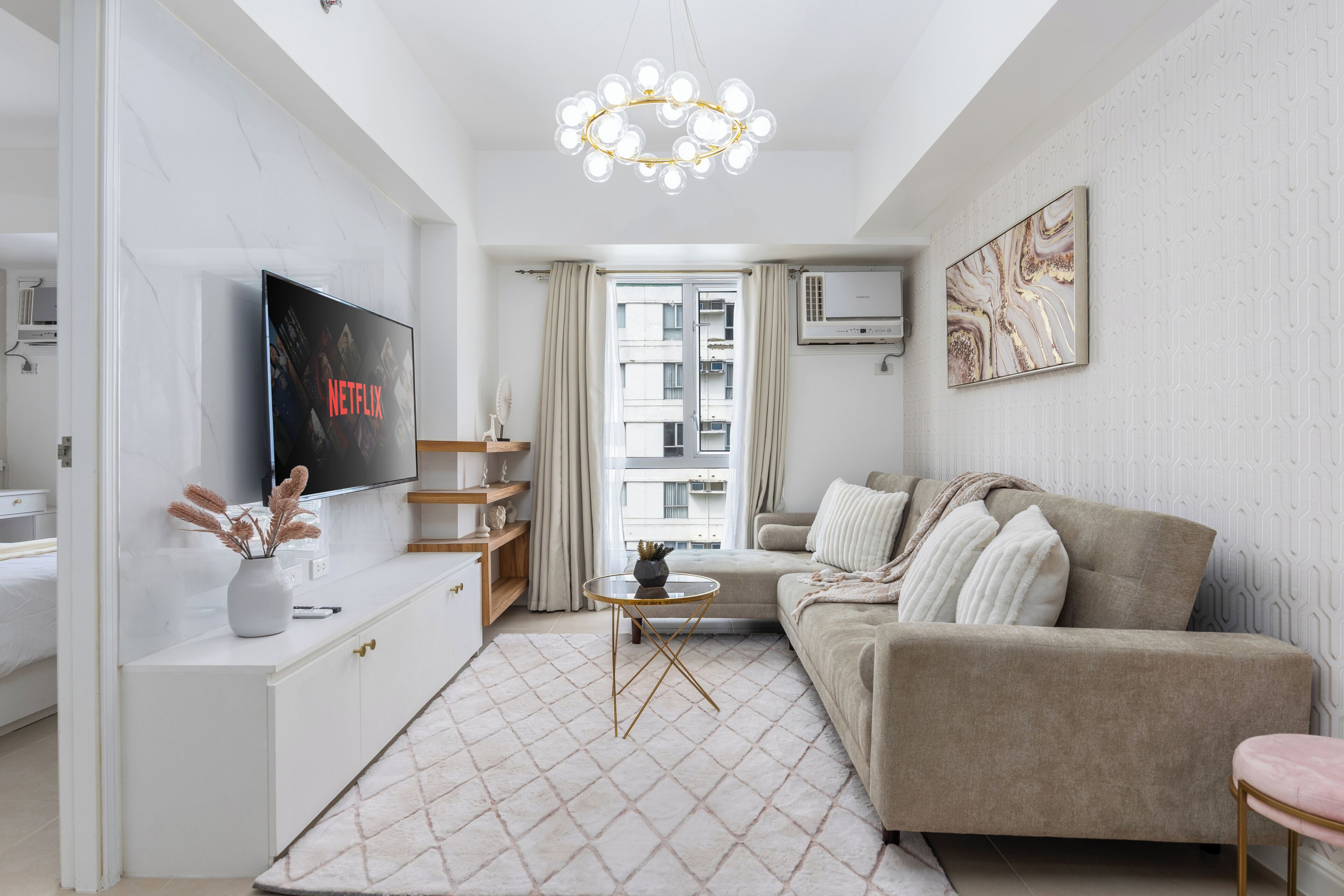 1-BR Luxury Condo | リビング エリア | 40 インチのスマートテレビ (デジタル放送視聴可)、Netflix、ストリーミングサービス