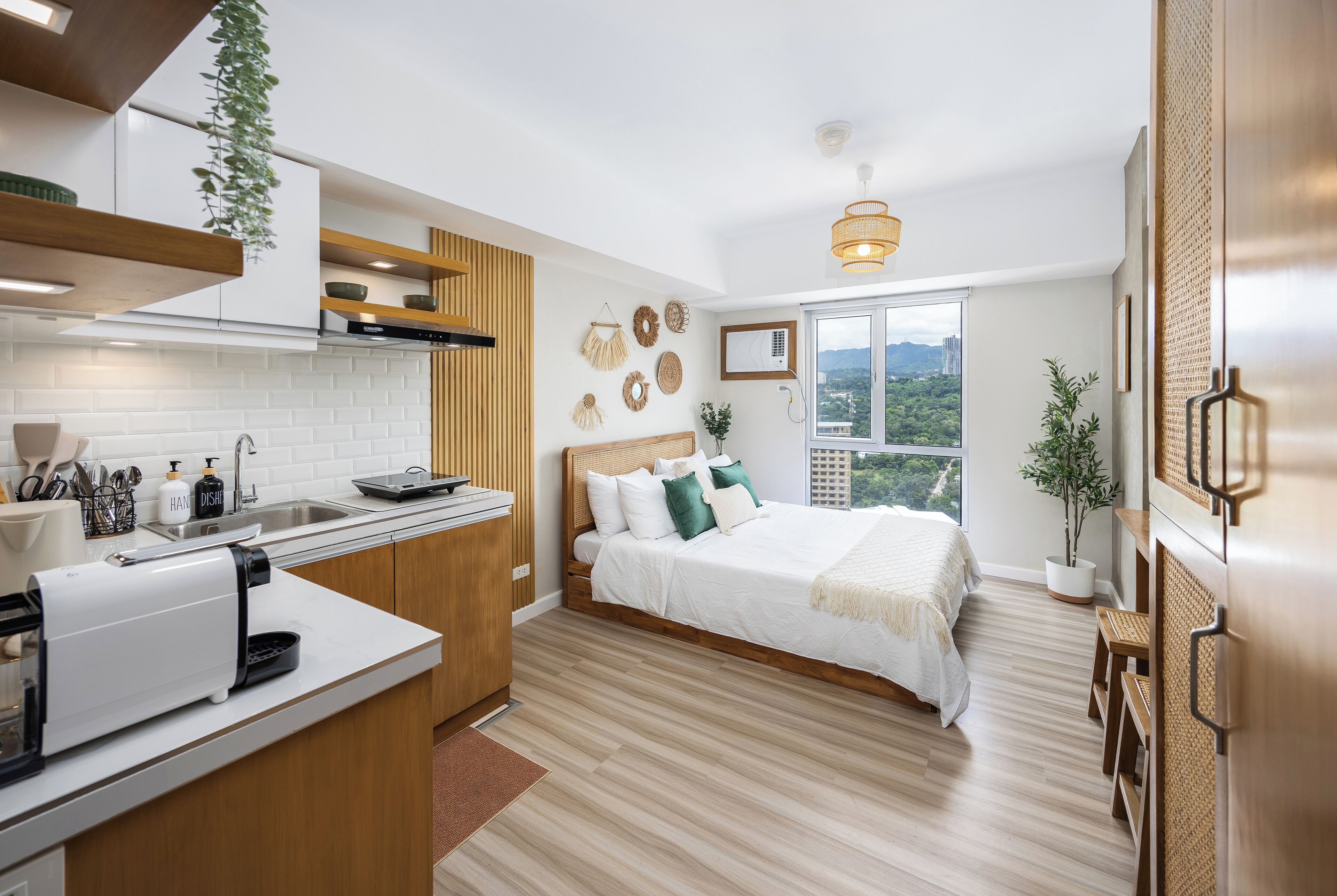 Deluxe Studio (2414), Coffee Machine, City & Mountain View | Individually decorated, individually furnished, desk, laptop workspace