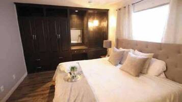 4 bedrooms, iron/ironing board, WiFi