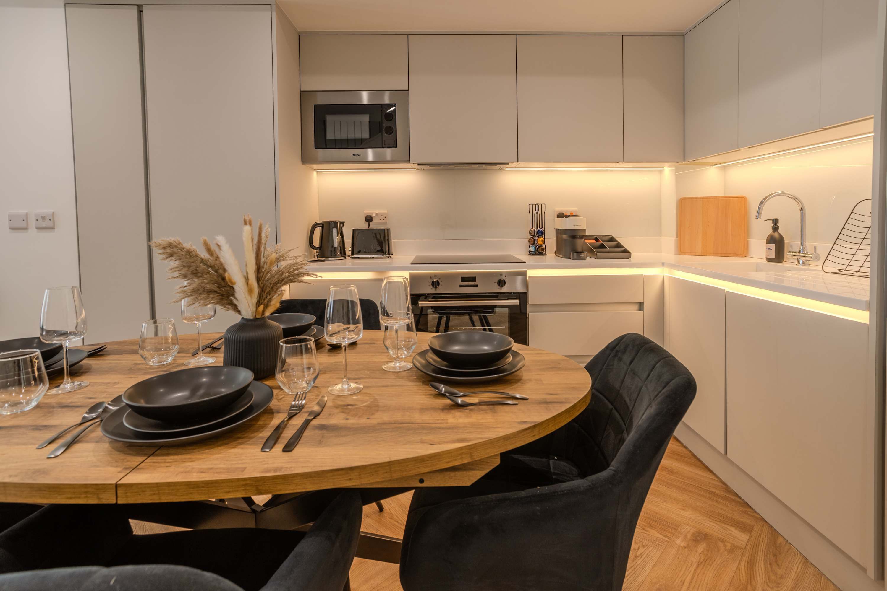 4 bedrooms, desk, Internet
