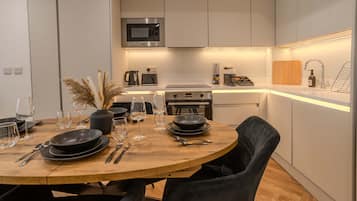 4 bedrooms, desk, Internet