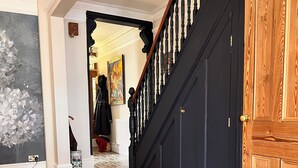 A wooden floor leading to a dark staircase with a door on the right. - Home in Appledore with own parking and Hot Tub. Dogs welcomed (Appledore)