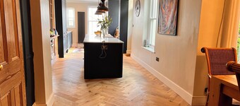 Home in Appledore with own parking and Hot Tub. Dogs welcomed