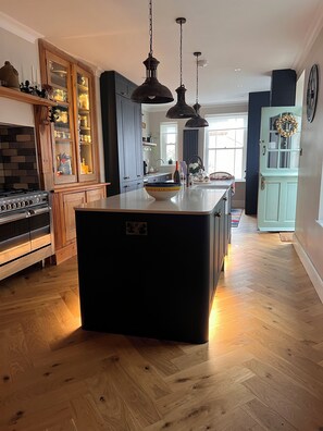 Four à micro-ondes, un four, surface de cuisson, lave-vaisselle