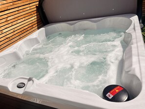 Outdoor spa tub - Home in Appledore with own parking and Hot Tub. Dogs welcomed (Appledore)