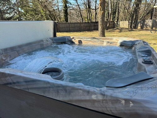 Balcony-BBQ-Firepit-Hot tub-King-Full kitchen-TV