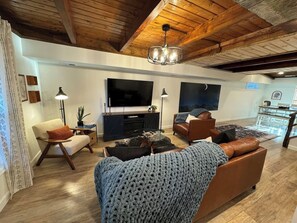 Smart TV, fireplace, offices - Balcony-BBQ-Firepit-Hot tub-King-Full kitchen-TV (Harpers Ferry)