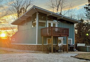 Exterior - Balcony-BBQ-Firepit-Hot tub-King-Full kitchen-TV (Harpers Ferry)